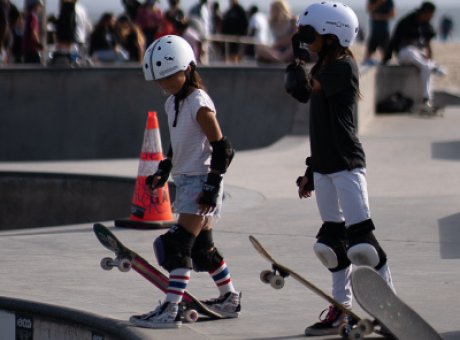 Παιδιά κάνουν skate