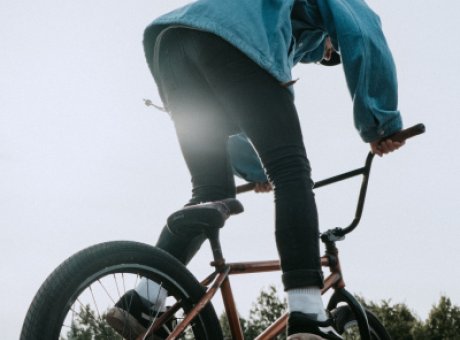 Παιδί κάνει bmx