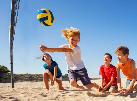 Παιδιά παίζουν beach volley